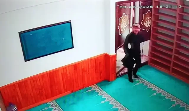 Burdur’da Camide Sadaka Kutusu Hırsızlığı Kamerada