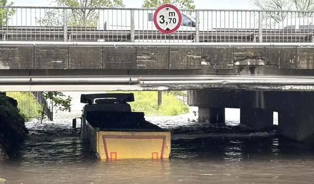 Kocaeli’de Su Basan Alt Geçitte TIR Sürücüsü Kurtarıldı
