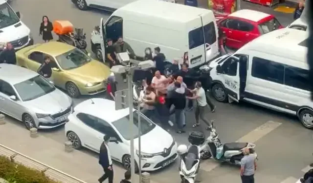 Minibüsçü Kavgası Kamerada: Vatandaşlar Ayırmakta Zorlandı