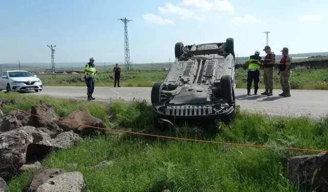 Kilis’te Otomobil Refüje Devrildi: 5 Yaralı
