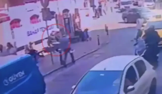 Parkta Oturan Genci ‘Yan Bakma’ Kavgasında Bıçakladı