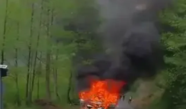 Borçka’da Seyir Halindeki Otomobil Yandı