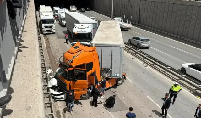 Eskişehir’de TIR’ın Sıkıştırdığı Otomobil Hurdaya Döndü