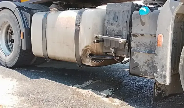 Silivri’de TIR’ın Delinen Deposundan Yola Mazot Aktı