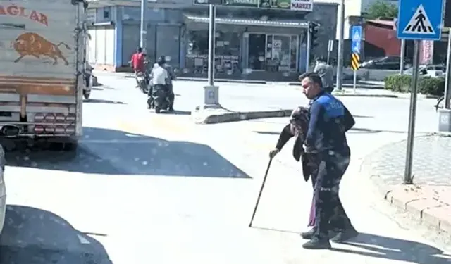 Osmaniye’de Zabıta Memurundan Yaşlı Kadına Trafikte Yardım