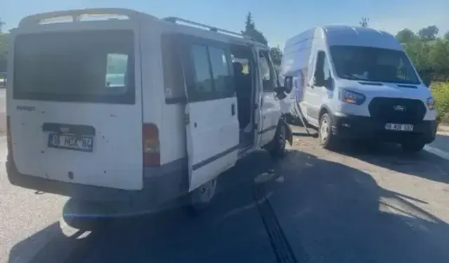 İnegöl’de İki Minibüs Çarpıştı: 4 Yaralı