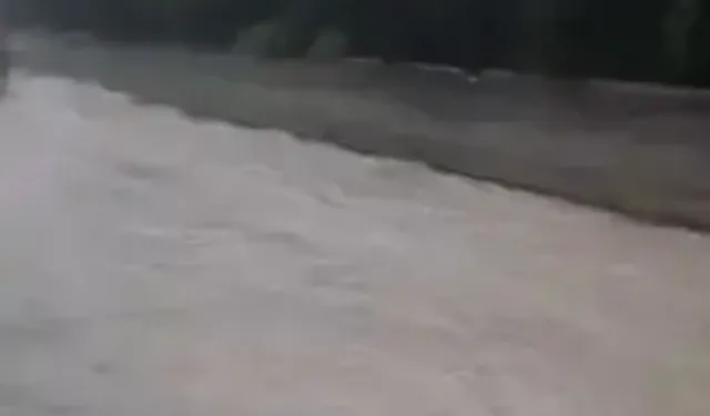 Sağanak Yağış: Yollar Nehire Döndü, Trafik Felç Oldu