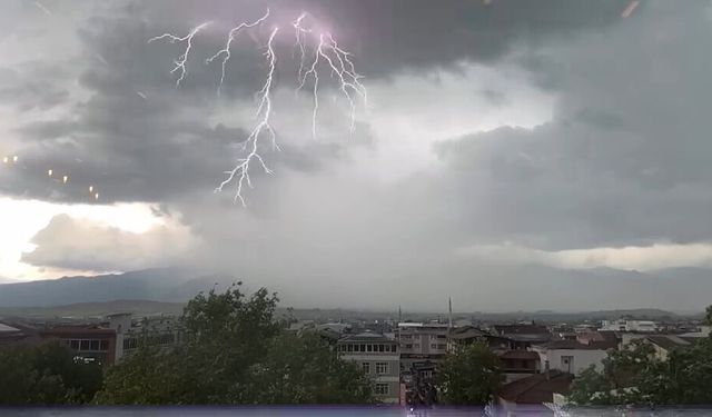 Erbaa`da Peş Peşe Düşen Yıldırımlar Kameraya Yansıdı