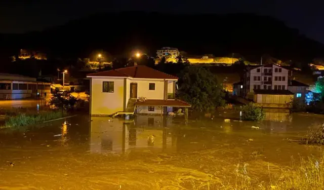 Sağanakta Dere Taştı; Evleri Ve Tarım Arazilerini Su Bastı
