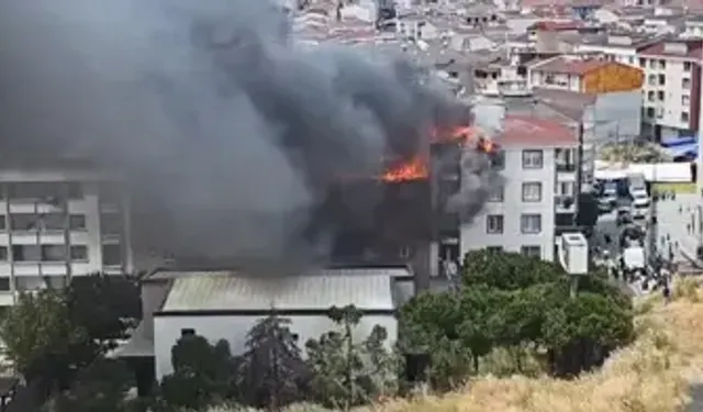 5 Katlı Binanın Çatısında Yangın; Alevler 3 Binanın Çatısına Sıçradı