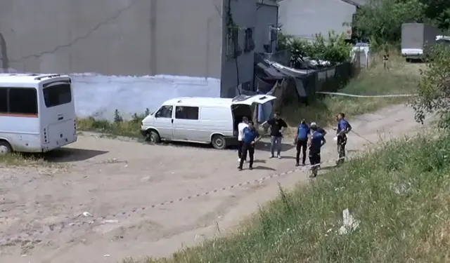 Bağcılar'da Arsada Oyun Oynayan Çocuklar Araçta Ceset Buldu
