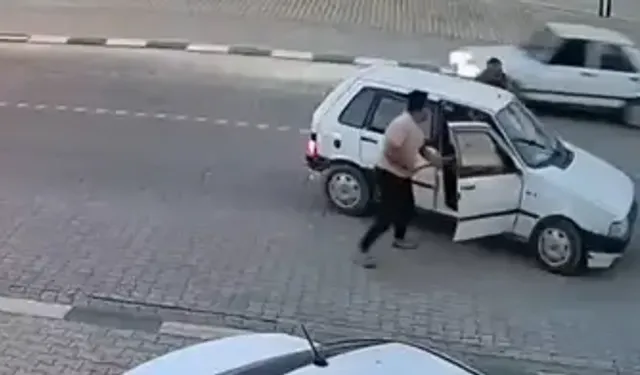 Yolunu Kesen Kuzenleri Tarafından Demir Çubuklarla Dövüldü; Olay Kamerada