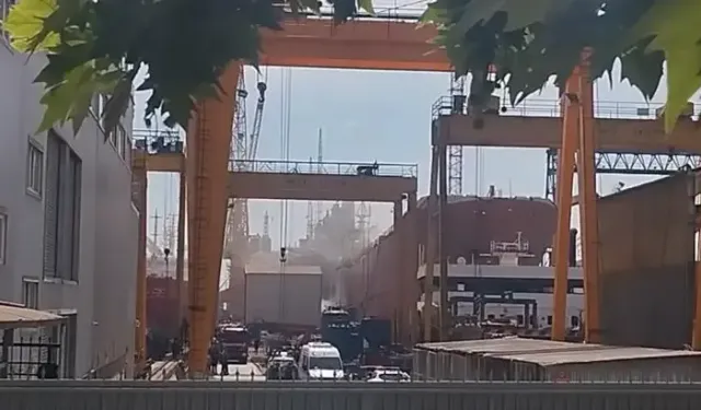 Tuzla Tersanesinde Gemi Yangını: İtfaiye Ekiplerinin Müdahalesi Sürüyor