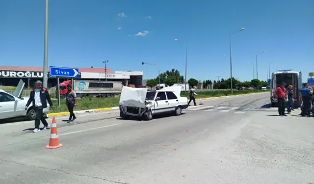 Şarkışla’da Kavşakta İki Otomobil Çarpıştı: 2 Kişi Yaralandı