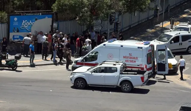 Hafif Ticari Araç İle Kamyonet Çarpıştı: 2 Yaralı