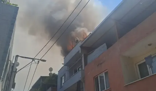 Bursa'da Çatı Katında Çıkan Yangın Kamerada