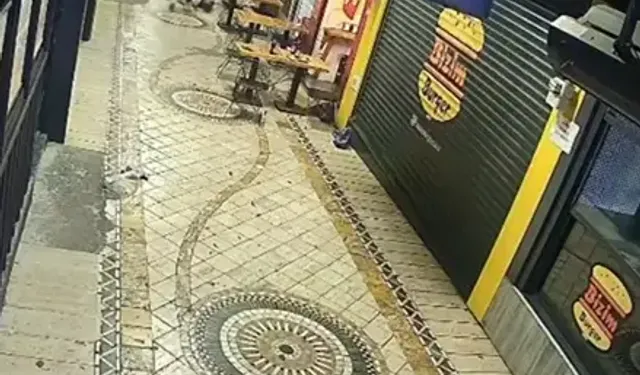 Yoldan Geçen Mühendisin Önünü Kesip Dövdüler; Olay Kamerada