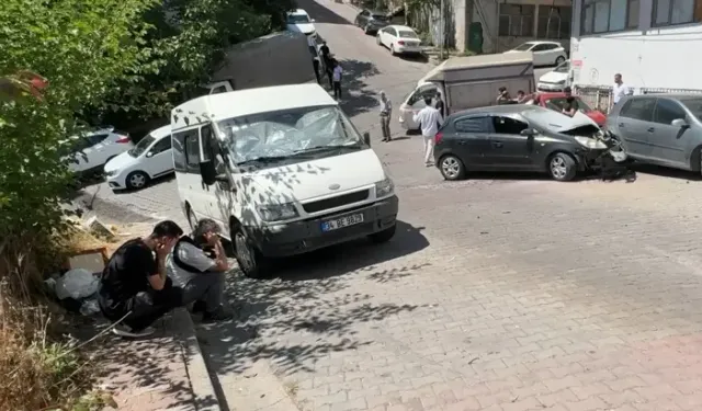 Park Halindeki Otomobil Yokuştan Kayarak 3 Araca Çarptı