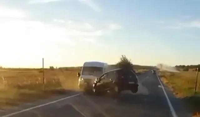 Tekirdağ'da Minibüs İle Otomobil Çarpıştı; 1 Ölü, 2 Yaralı
