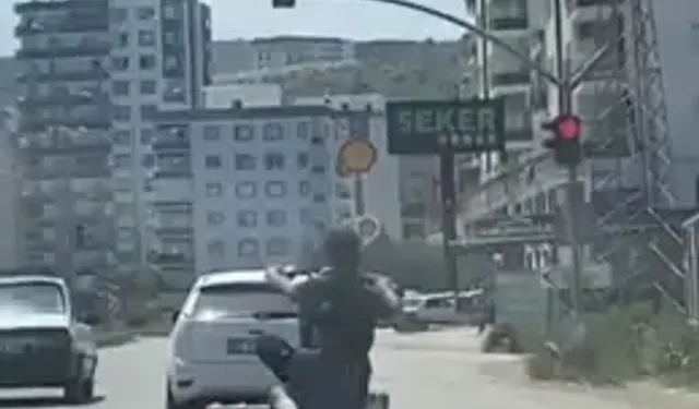 Elektrikli Bisiklet Sürücüsünün Tehlikeli Yolculuğu Kamerada