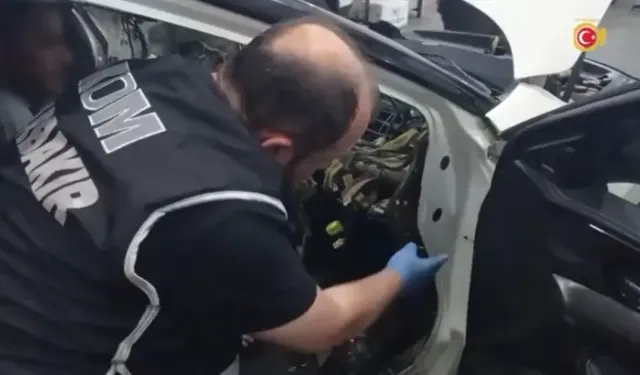 Otomobilin Gizli Bölmelerinde 19 Silah Ele Geçirildi