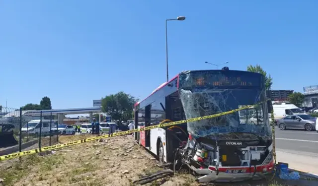 Belediye Otobüsü Ve Hafif Ticari Araç Çarpıştı: 1 Ölü, 9 Yaralı
