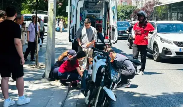 Kontrolden Çıkan Motosiklet Elektrik Direğine Çarptı; 2 Yaralı