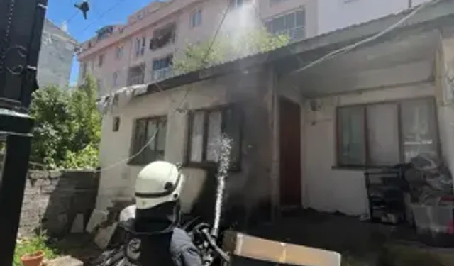 Evin Çatısında Çıkan Yangını İtfaiye Söndürdü