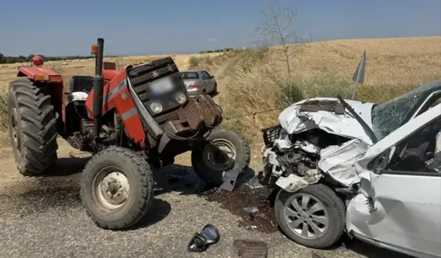 Edirne’de Otomobille Traktör Çarpıştı: 2 Yaralı