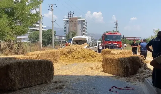 Köprüye Takılan TIR'daki Saman Balyaları, Minibüsün Üzerine Düştü; 1 Yaralı