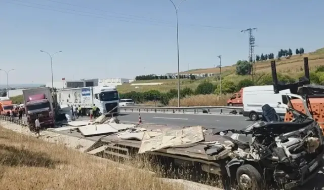 Büyükçekmece'de 4 Aracın Karıştığı Zincirleme Kaza
