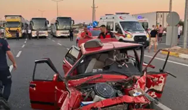 Balıkesir'de Kavşakta İki Otomobil Çarpıştı: 2 Ölü, 3 Yaralı