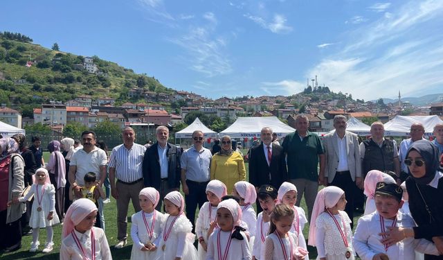 Minik Öğrencilerin Mezuniyet Coşkusu: Niksar'da 4-6 Yaş Kur'an Kursu Yıl Sonu Töreni Yapıldı