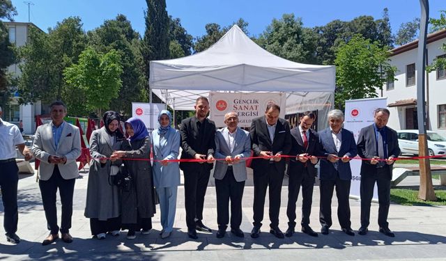 Erbaa'da Gençlerin Sanat Eserleri Görücüye Çıktı: Gençlik Sanat Sergisi Açıldı!