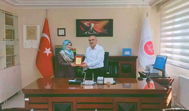 Kur'an Kursu Öğreticisi Canan Himmet’e Bölge İkinciliği Plaketi