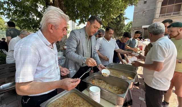 AK Parti Erbaa İlçe Başkanı Barsbay'dan Vatandaşlara Aşure İkramı