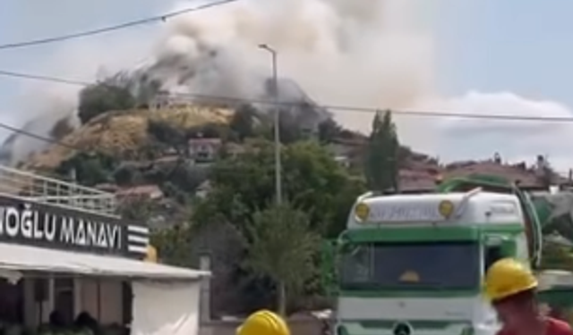 Turhal Kalesi'nde Yangın Alevler Tarihi Yapının Etrafını Sardı!