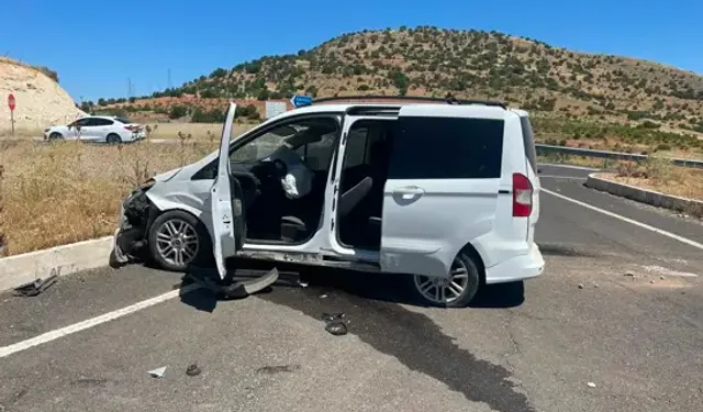 Gercüş’te Hafif Ticari Araç Refüje Çarptı