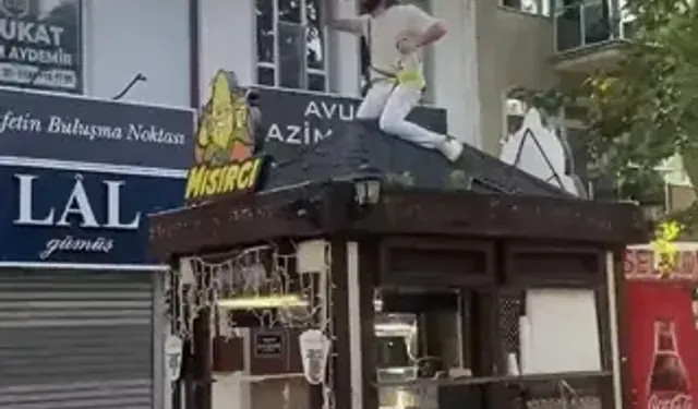Büfesinin Üzerine Çıkıp Kendini Zincirledi