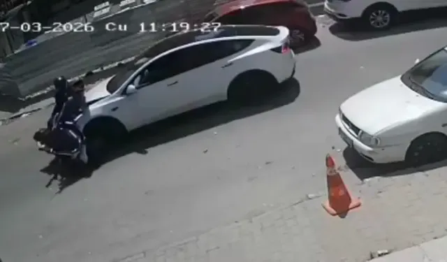 Motosiklet İle Otomobilin Kafa Kafaya Çarpıştığı Kaza Kamerada; 2 Yaralı