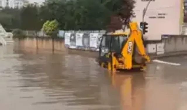 Kocaeli'de Sağanak Etkili Oldu; Cadde Ve Sokaklar Göle Döndü