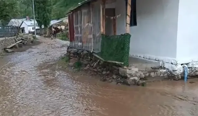Oltu'da Sağanak Sele Dönüştü