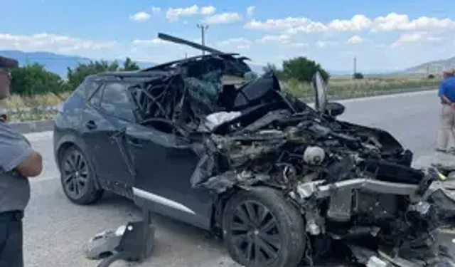 Kamyonetle Çarpışan Otomobilin Sürücüsü Yaralandı