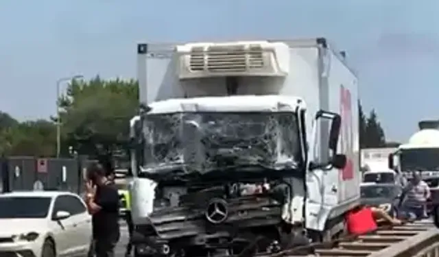 Çorlu’da İki Kamyon Çarpıştı; Sürücüler Yaralı