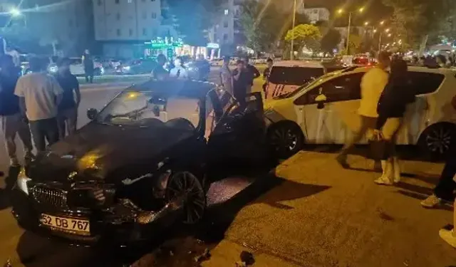 Otomobil, 2 Araca Çarptı; 2'si Polis 4 Yaralı