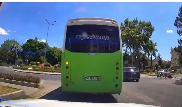 Otomobil İle Çarpışan Motosikletin Sürücüsü Yaralandı; O Anlar Kamerada