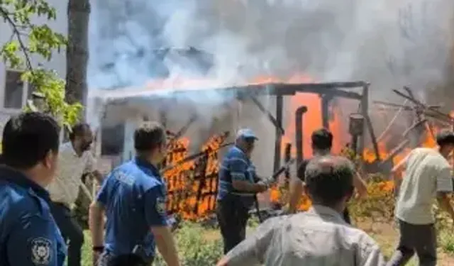 Amasya'da Depo Ve Kameriye Yandı