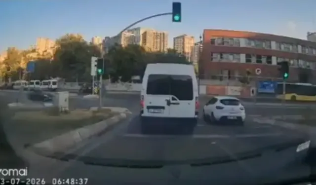 Otomobil Trafik Işığına Çarparak Savruldu; Kaza Kamerada