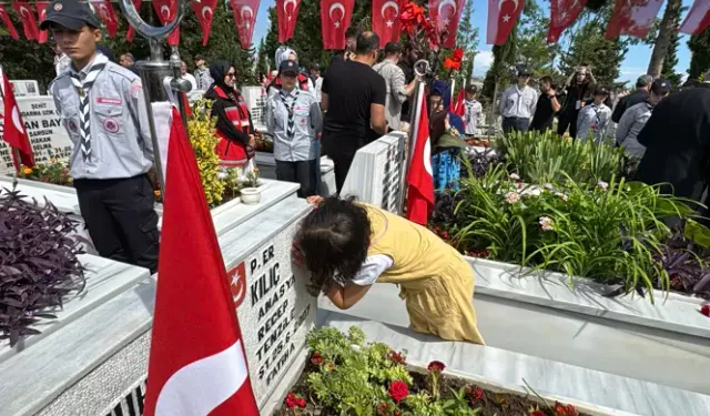Hiç Görmediği Şehit Dayısının Mezar Taşındaki Fotoğrafını Öptü