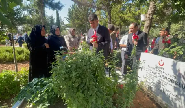 Kilis'te, 15 Temmuz İçin Şehitlikte Tören
